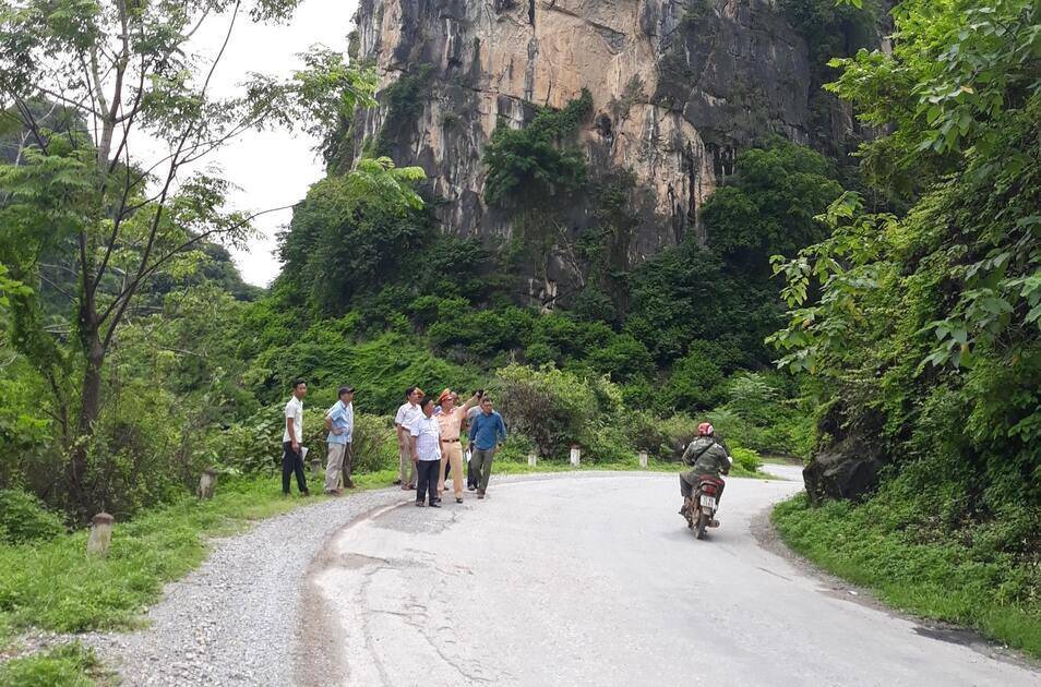 Cơ quan chức năng khảo sát, xử lý điểm đen mất an toàn giao thông trên Đường tỉnh 243, địa bàn huyện Hữu Lũng. Ảnh: Sở GTVT Lạng Sơn