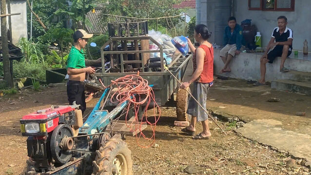 Chia sẻ với PV, anh Bùi Văn Nghị (trú xóm Rài) thông tin, gia đình có 5 nhân khẩu, do có nguy cơ sạt lở ảnh hưởng đến ngôi nhà đang ở nên chính quyền đã vận động chúng tôi di dời khẩn cấp. Rất may nhà ngoại cách đây không xa, chỗ ở cũng rộng rãi nên có chỗ nương nhờ.