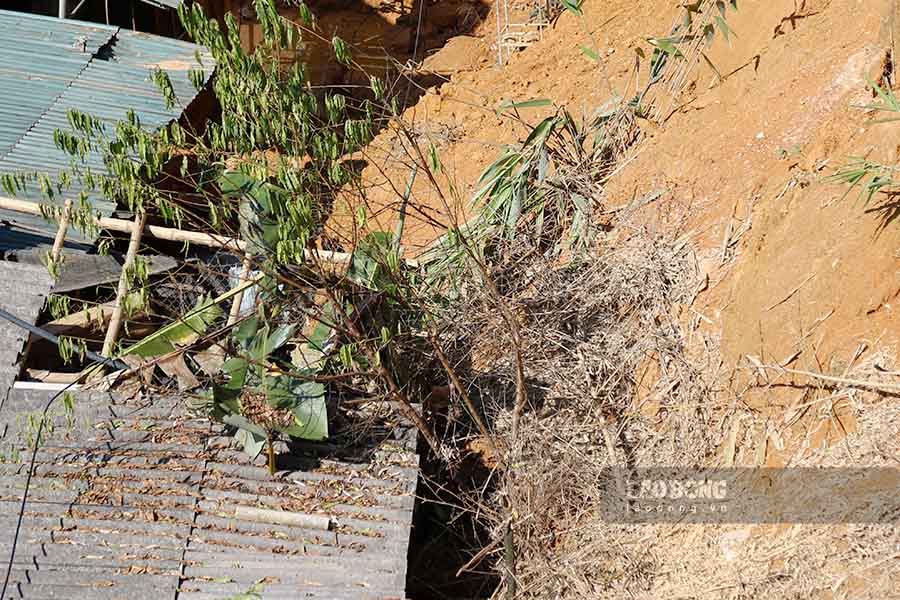 Tai khu vuc ban Phieng Ban, da co 2 ho dan bi anh huong truc tiep va 2 ho khac dang doi mat voi nguy co de doa rat cao.