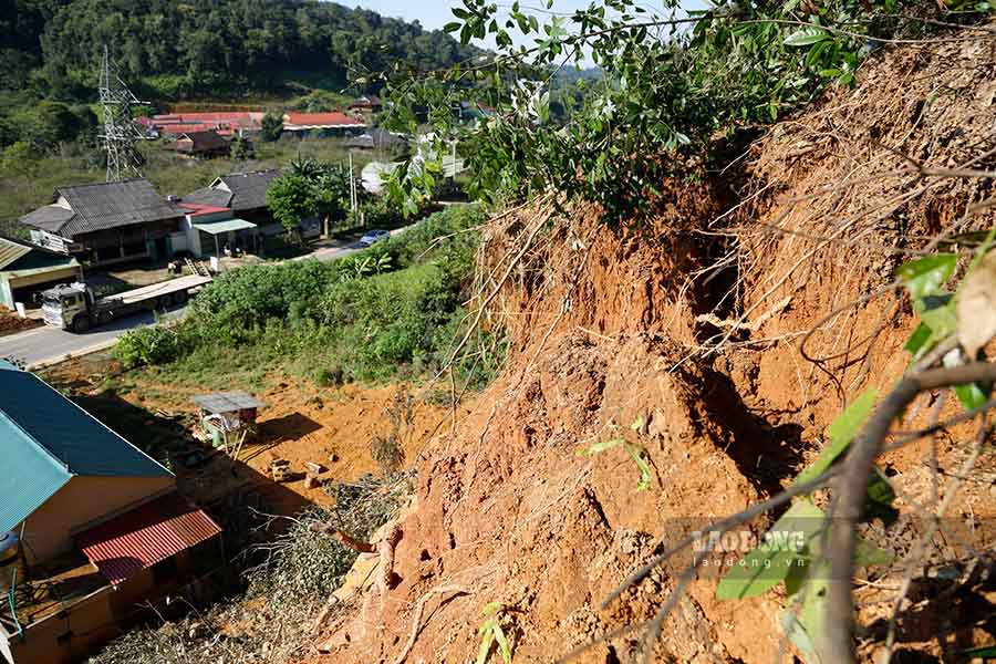 “Qua kiem tra tai hien truong, chung toi nhan thay khu vuc nay co nguy co sat lo dat rat cao va co the xay ra bat cu luc nao. Xa da van dong cac ho dan di doi tai san den noi an toan va dang phoi hop voi cac co quan chuc nang de tim giai phap khac phuc lau dai” - ong Lo Van Toan noi.