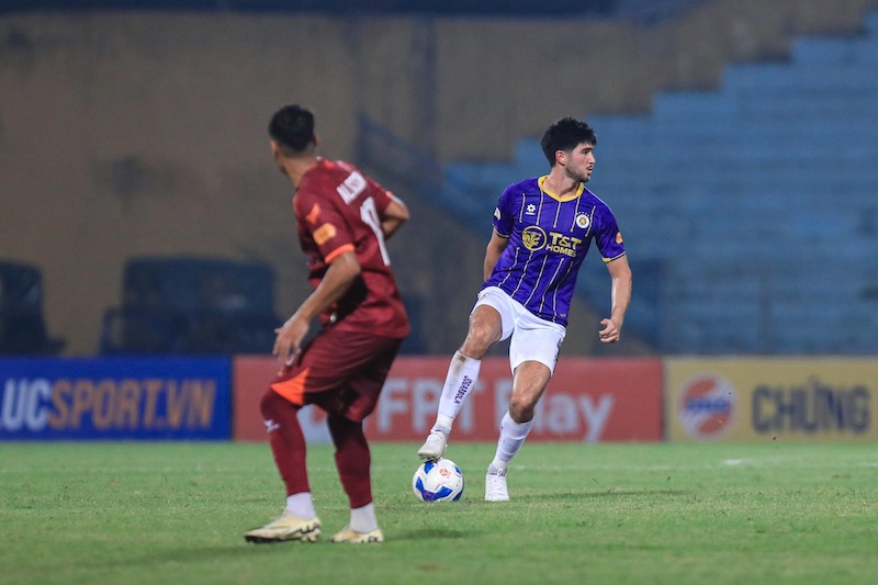Cau thu Viet kieu Kyle Colonna trong mau ao Ha Noi FC. Anh: Minh Dan