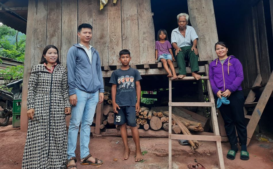 Students did not come to class, 2 teachers (1st and 2nd from left) went to the house, met with parents and students to find out the reason. Photo: H.Nguyen.