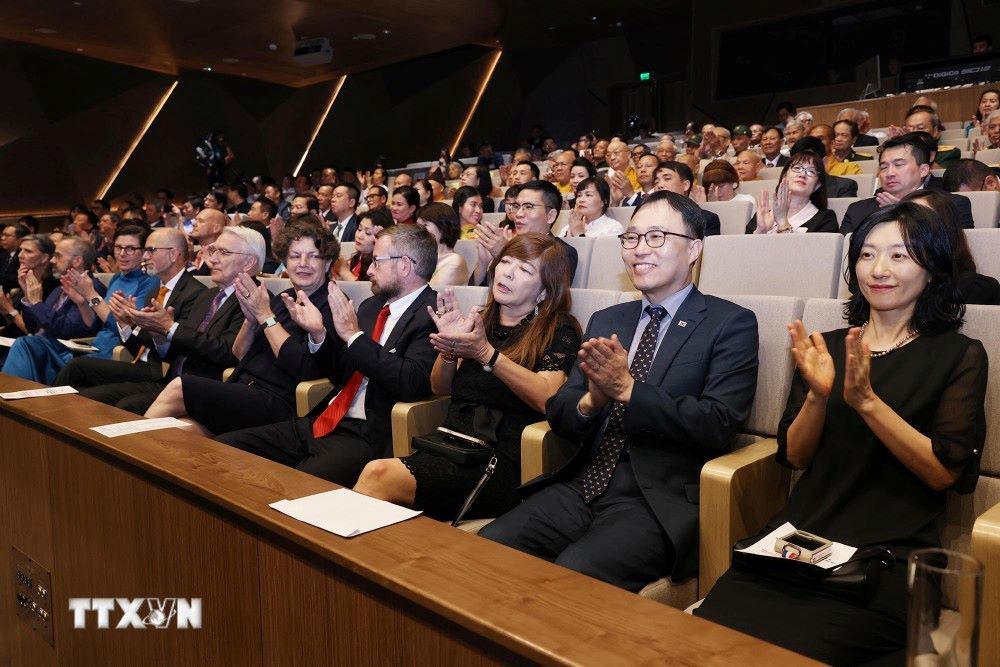 On the evening of August 29, ambassadors, chargé d'affaires, and heads of international organizations in Hanoi attended the celebration. Photo: VNA