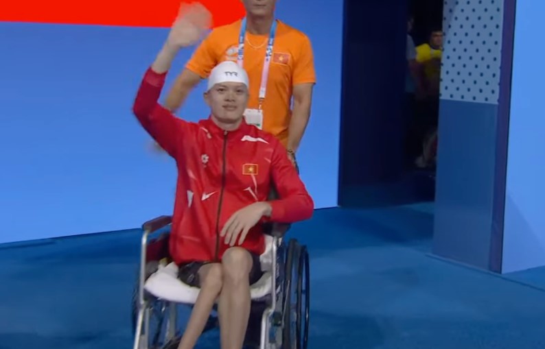 Kình ngư Lê Tiến Đạt tại chung kết bơi 100m ếch nam - hạng thương tật SB5, Paralympic 2024. Ảnh cắt từ video