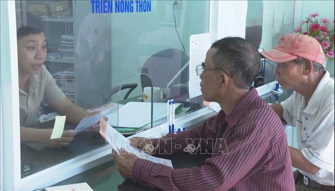 Officials from the Minh Long District Public Administration Center (Quang Ngai) guide people through procedures. Photo: VNA