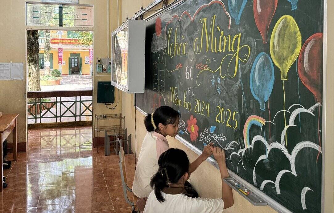 Thầy trò ở huyện vùng cao Đà Bắc, tỉnh Hòa Bình sẵn sàng cho năm học mới. Ảnh: Đặng Tình
