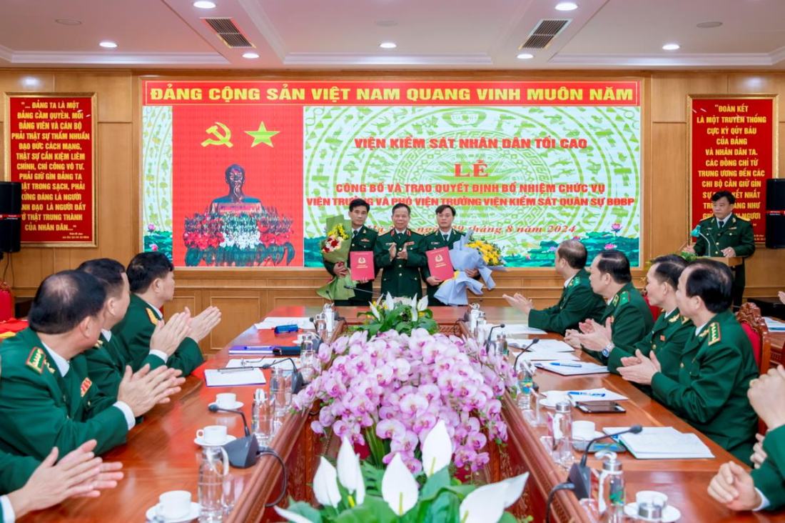 Lieutenant General Ta Quang Khai, Deputy Chief Justice of the Supreme People's Procuracy and Chief Justice of the Central Military Procuracy, presented appointment decisions to two officers. Photo: VGP