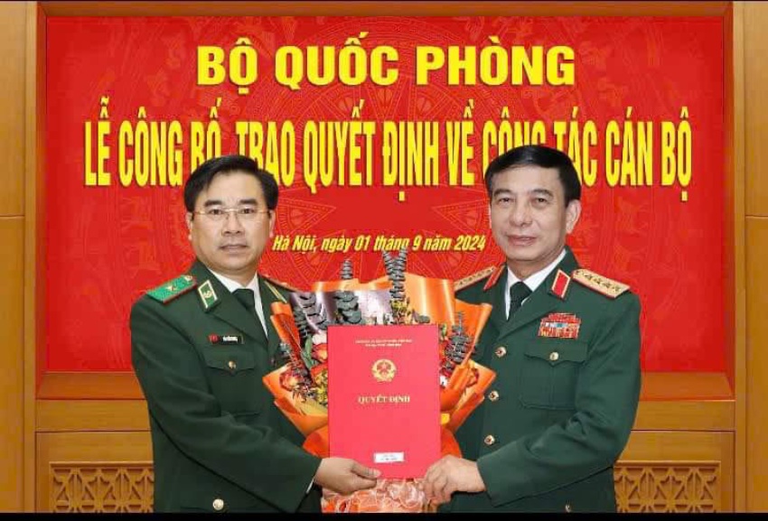  Đại tướng Phan Văn Giang, Ủy viên Bộ Chính trị, Bộ trưởng Quốc phòng, trao quyết định cho Thiếu tướng Võ Tiến Nghị. Ảnh: Vũ Văn
