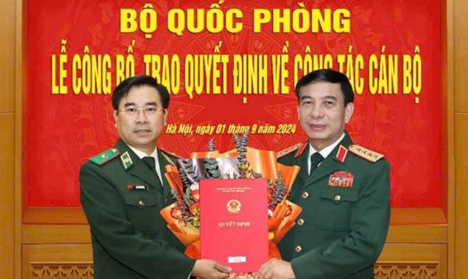Đại tướng Phan Văn Giang, Ủy viên Bộ Chính trị, Bộ trưởng Quốc phòng, trao quyết định cho Thiếu tướng Võ Tiến Nghị. Ảnh: Vũ Văn