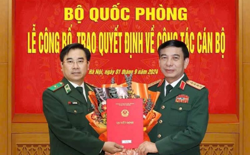 Đại tướng Phan Văn Giang, Ủy viên Bộ Chính trị, Bộ trưởng Quốc phòng, trao quyết định cho Thiếu tướng Võ Tiến Nghị. Ảnh: Vũ Văn