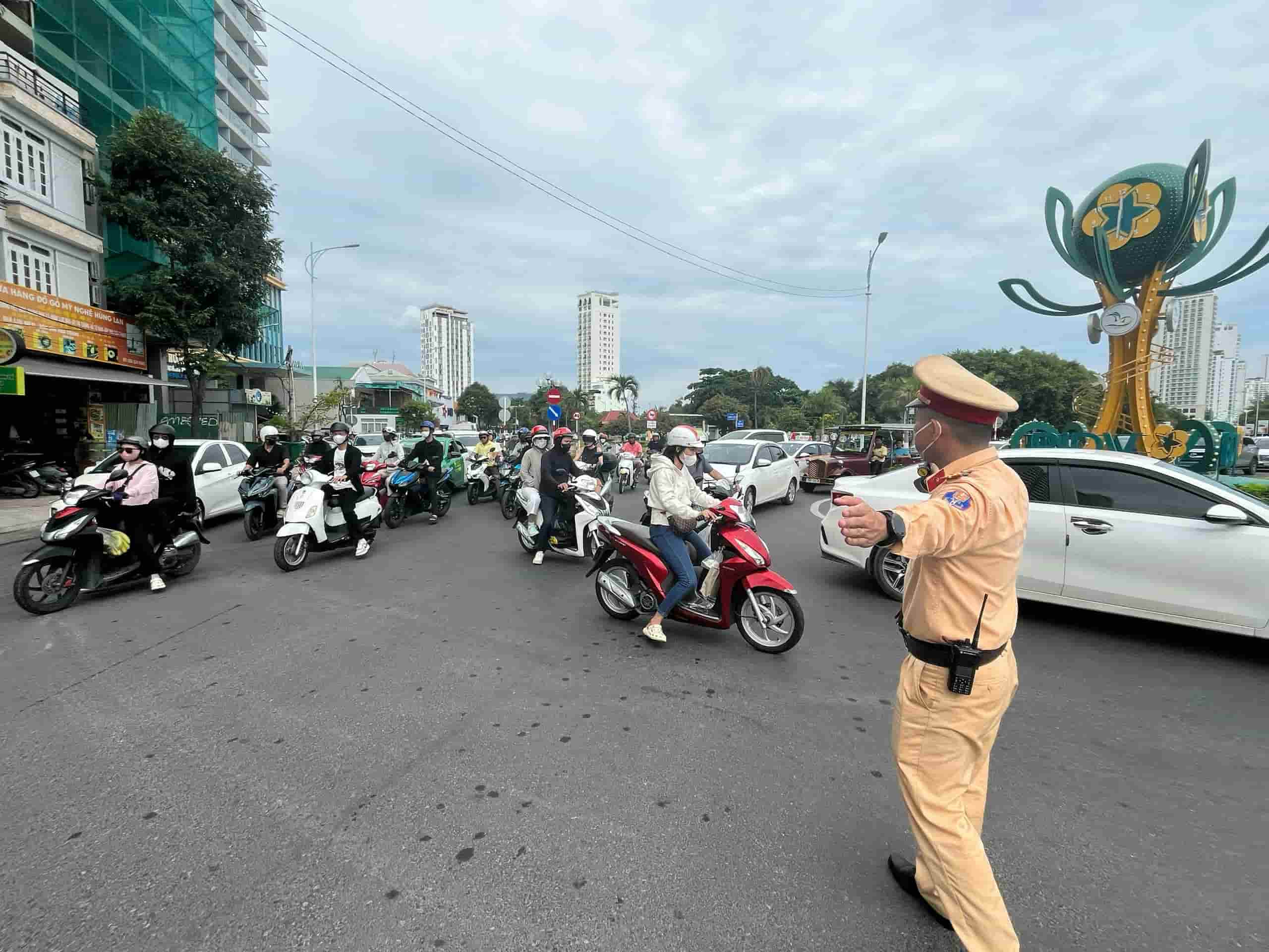 Traffic police have a hard time regulating and directing traffic during the holidays. Photo: Huu Long