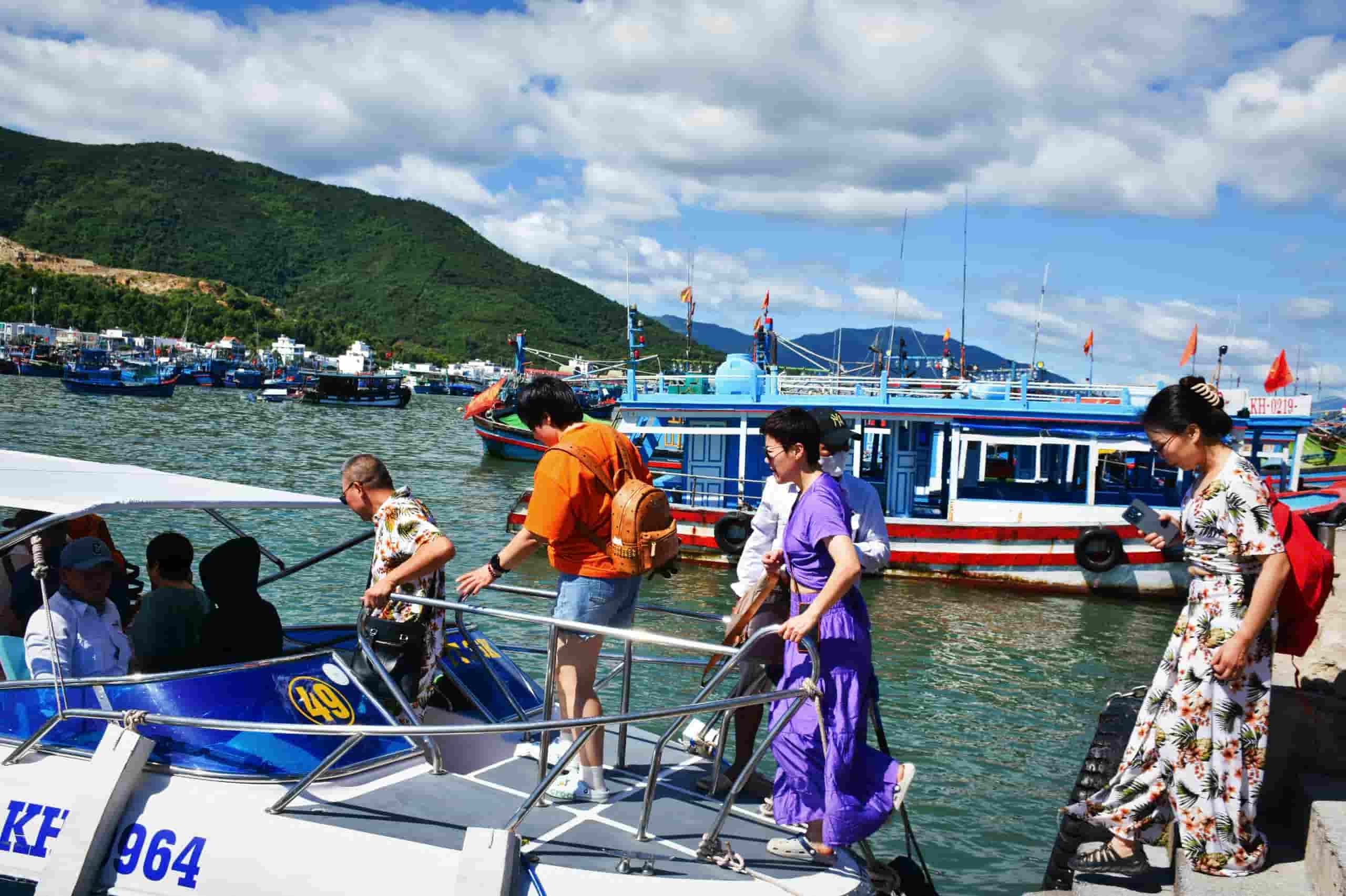 Island tours in Nha Trang attract tourists during the holidays. Photo: Huu Long