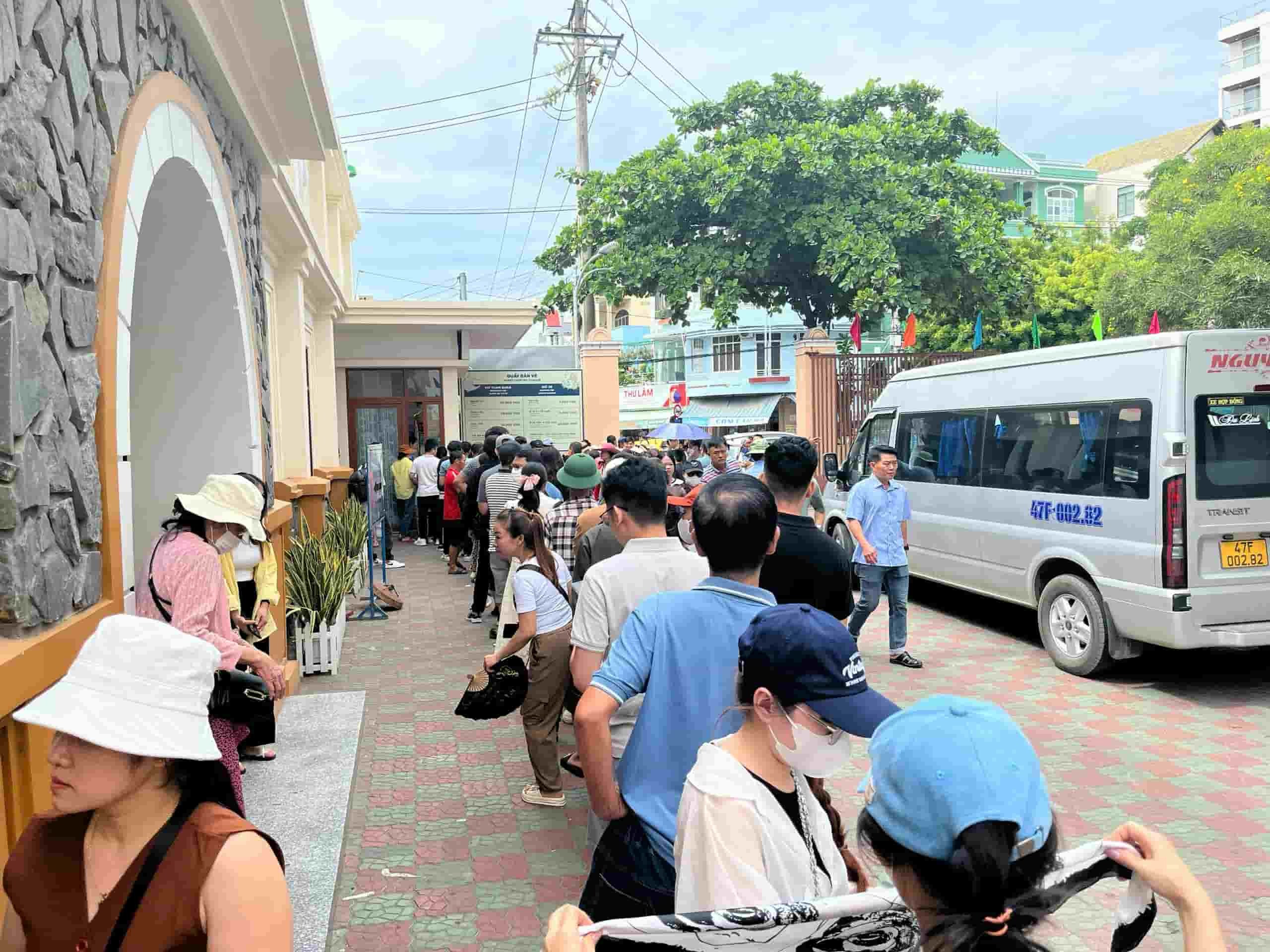 Tourists line up to buy tickets to visit the Institute of Oceanography in Nha Trang. Photo: Huu Long