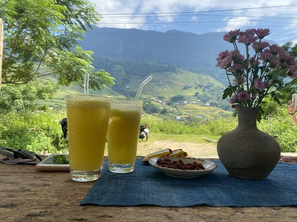 Phòng trưng bày tại quán. Ảnh: Linh Boo