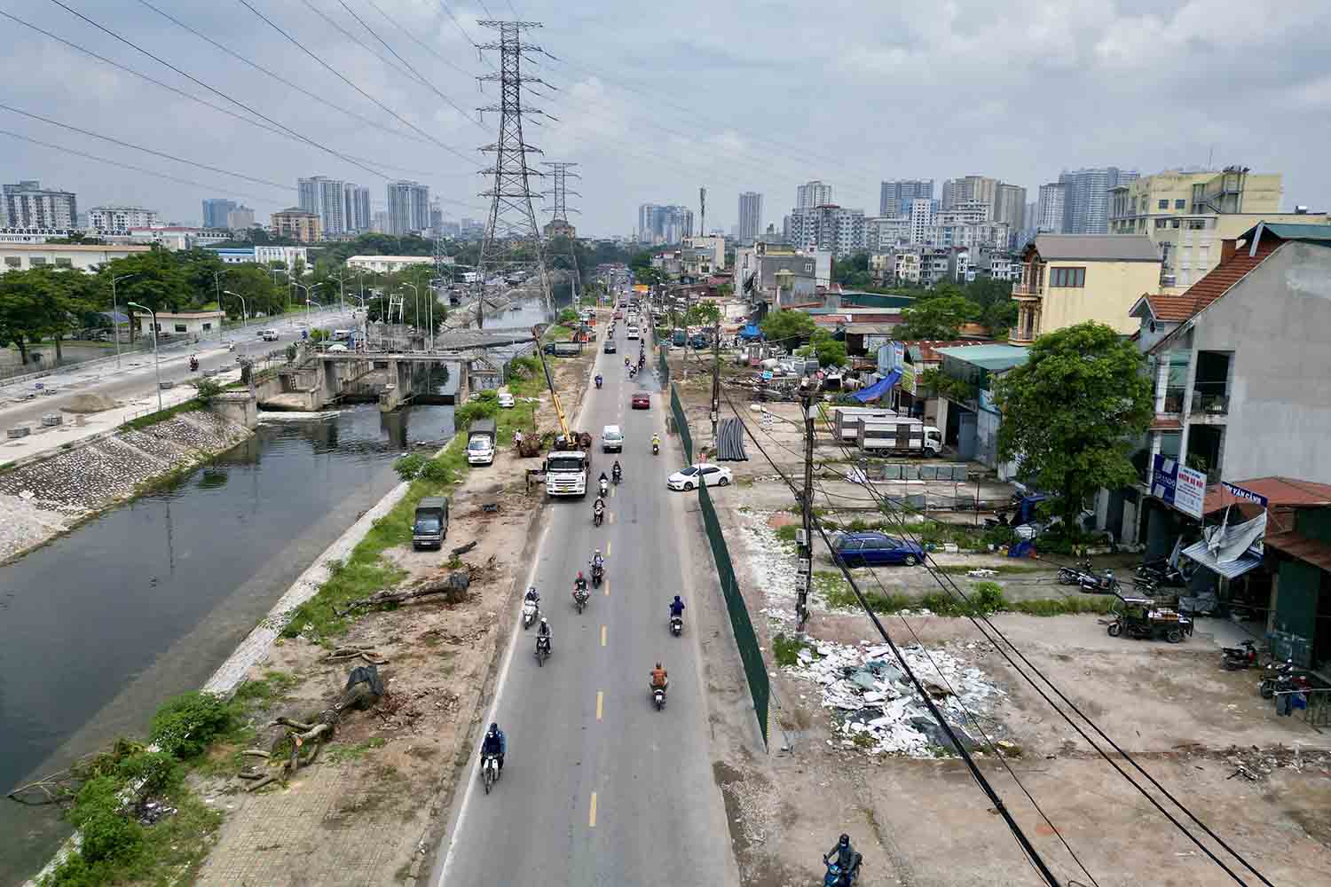 Dự án mở rộng đường Tam Trinh là một trong những dự án trọng điểm của quận Hoàng Mai nhằm giảm ùn tắc ở khu vực cửa ngõ phía Nam thành phố, dự kiến sẽ hoàn thành cuối năm 2025. Ảnh: Hữu Chánh