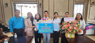 Da Lat City Labor Federation presents decision to establish grassroots union. Photo: N.KIM