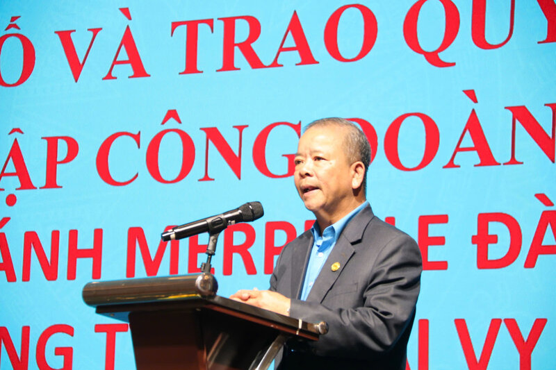 Chủ tịch Liên đoàn Lao động tỉnh Lâm Đồng Hoàng Liên phát biểu chúc mừng và chỉ đạo các Công đoàn cơ sở mới thành lập. Ảnh: M.TÚ