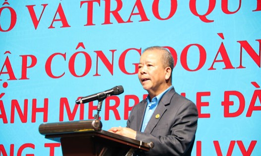 Chủ tịch Liên đoàn Lao động tỉnh Lâm Đồng Hoàng Liên phát biểu chúc mừng và chỉ đạo các Công đoàn cơ sở mới thành lập. Ảnh: M.TÚ