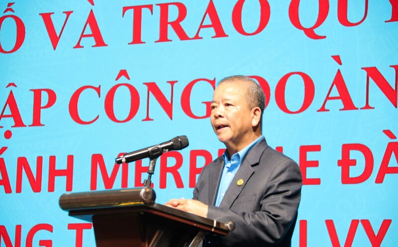 Chủ tịch Liên đoàn Lao động tỉnh Lâm Đồng Hoàng Liên phát biểu chúc mừng và chỉ đạo các Công đoàn cơ sở mới thành lập. Ảnh: M.TÚ
