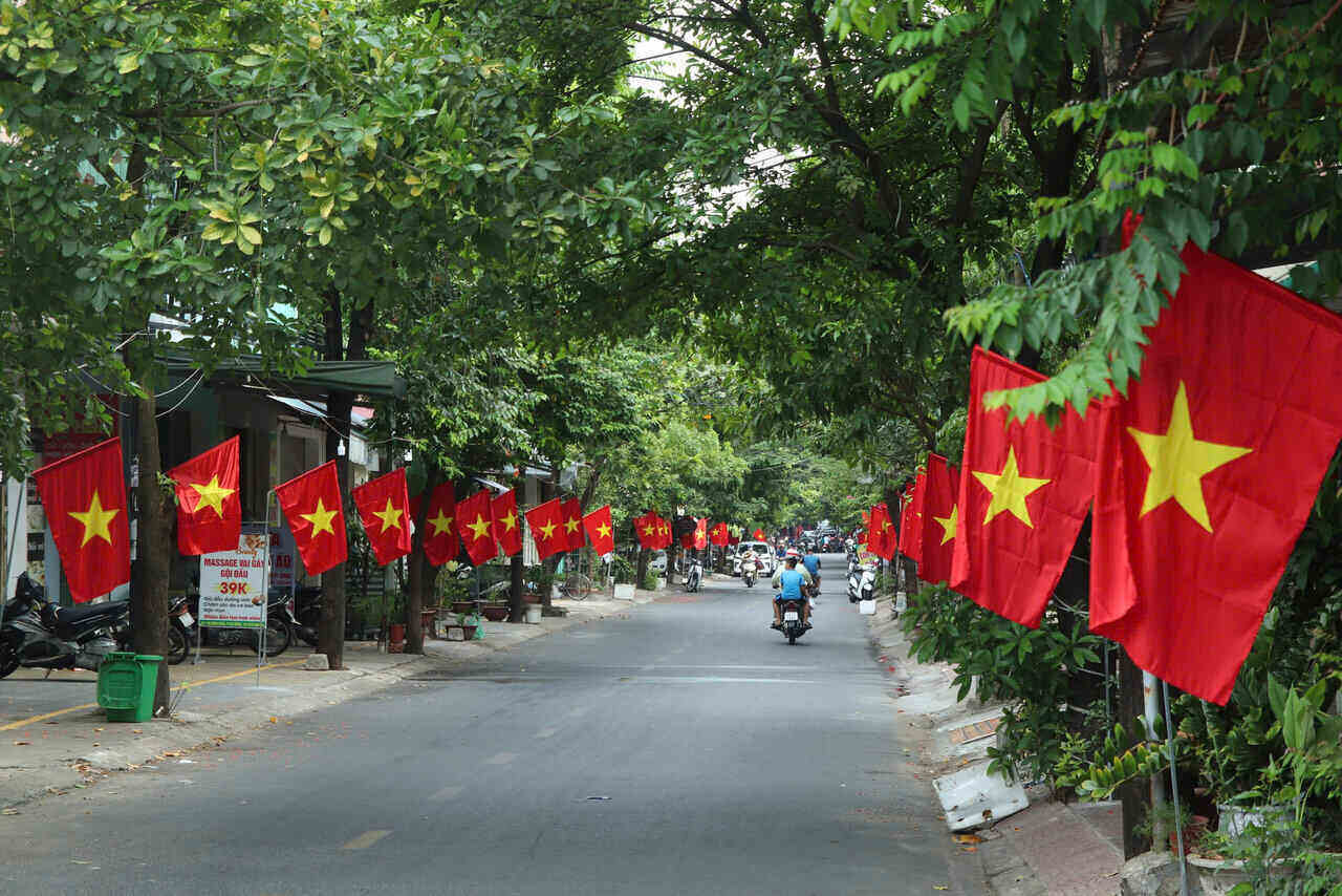 From the main streets to the small alleys in Da Nang, the national flag flutters. Photo: Mai Huong
