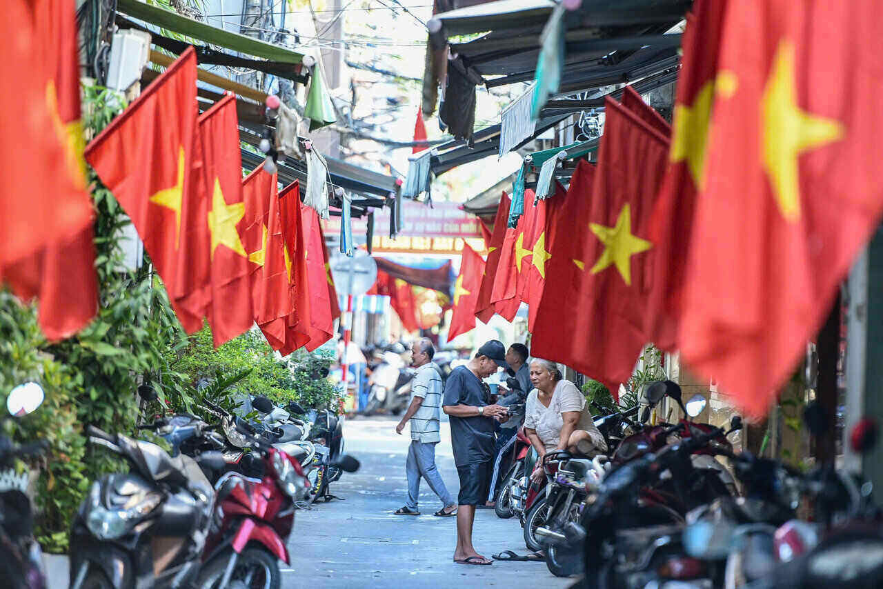 The image of flags solemnly hung in front of houses by Da Nang people creates a beautiful picture. Photo: Mai Huong