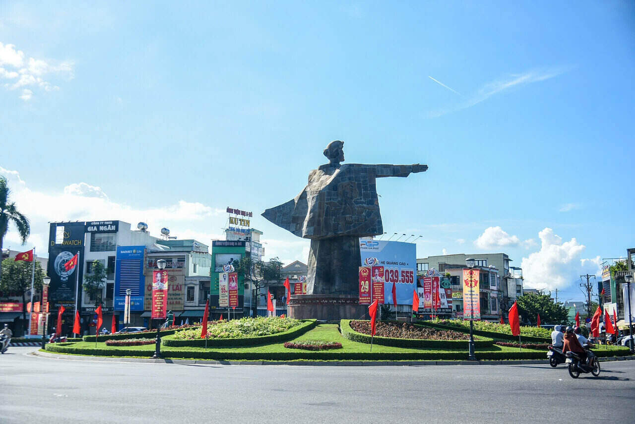 These days, all over the streets of Da Nang are covered with red flags with yellow stars to celebrate the 79th anniversary of the August Revolution and National Day, September 2. Photo: Mai Huong