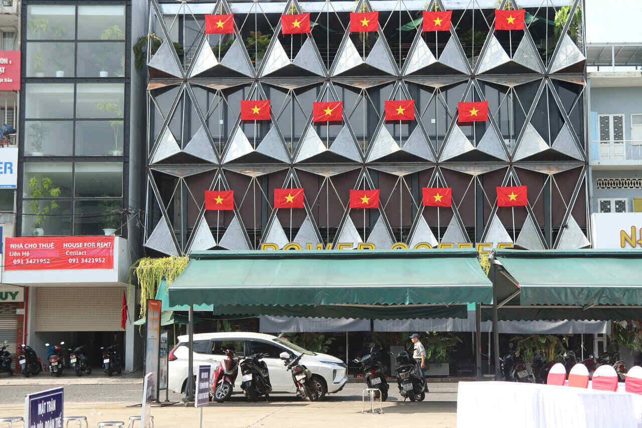In apartment buildings or private homes, the national flag is also solemnly hung to welcome National Day on September 2.