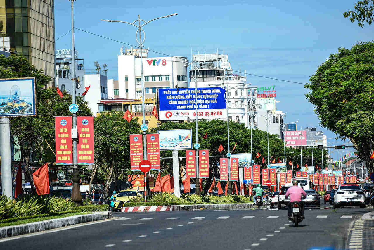 Images of the red flag with yellow star appeared in many places in Da Nang city. Photo: Mai Huong