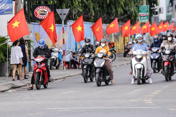 The image of the national flag flying with pride, showing the spirit of solidarity, patriotism and national pride. Photo: Mai Huong