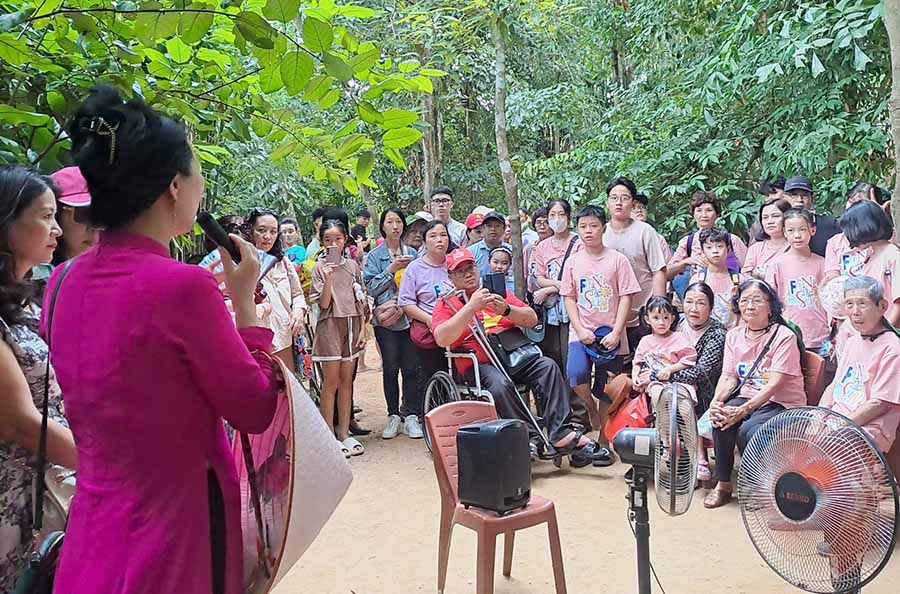 Người dân và du khách về thăm quê Bác dịp Quốc khánh nghe cán bộ thuyết minh giới thiệu về Khu di tích quốc gia đặc biệt Kim Liên. Ảnh: Lê Thủy