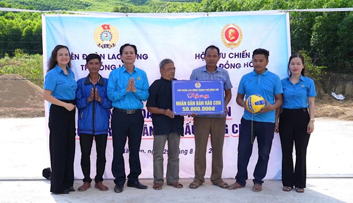 Bàn giao công trình sân nhà văn hóa tại thị trấn Phong Nha