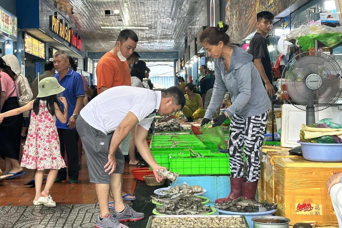 Tourists choose and buy seafood on the morning of September 2 in Vung Tau. Photo: Thanh An