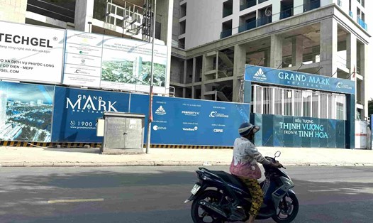 Nhà thầu thi công dự án Grand Mark Nha Trang nợ lương người lao động trong thời gian dài. Ảnh: Hữu Long