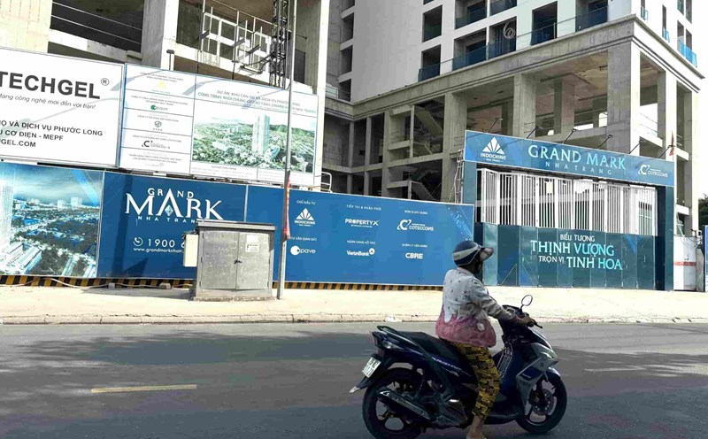 Nhà thầu thi công dự án Grand Mark Nha Trang nợ lương người lao động trong thời gian dài. Ảnh: Hữu Long