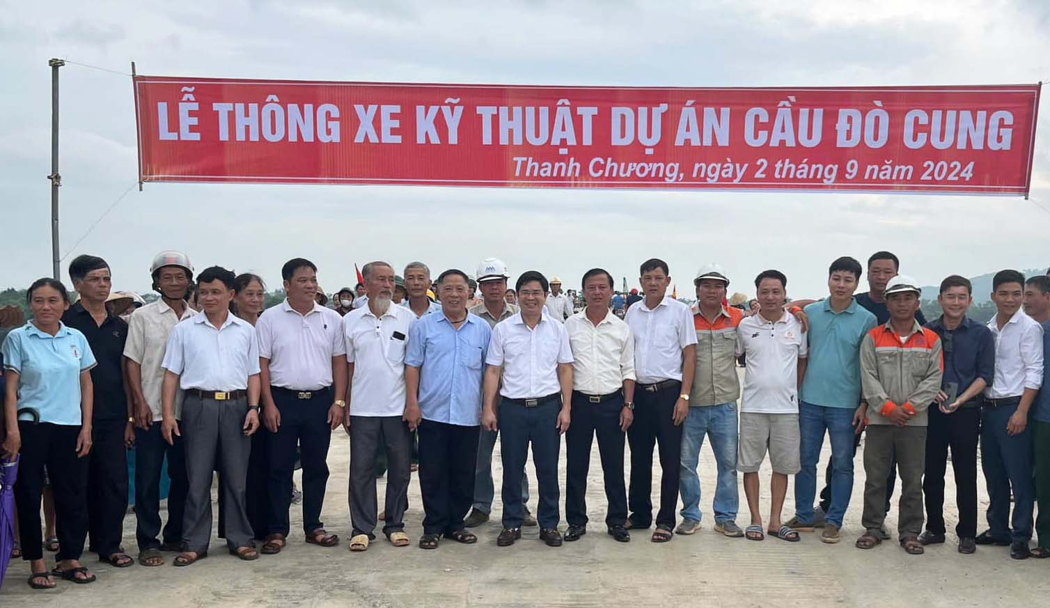 Các lãnh đạo địa phương và người dân chung vui trong lễ thông xe kỹ thuật cầu Đò Cung. Ảnh: Quang Đại