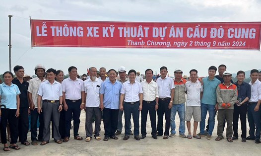 Các lãnh đạo địa phương và người dân chung vui trong lễ thông xe kỹ thuật cầu Đò Cung. Ảnh: Quang Đại