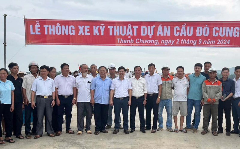 Các lãnh đạo địa phương và người dân chung vui trong lễ thông xe kỹ thuật cầu Đò Cung. Ảnh: Quang Đại