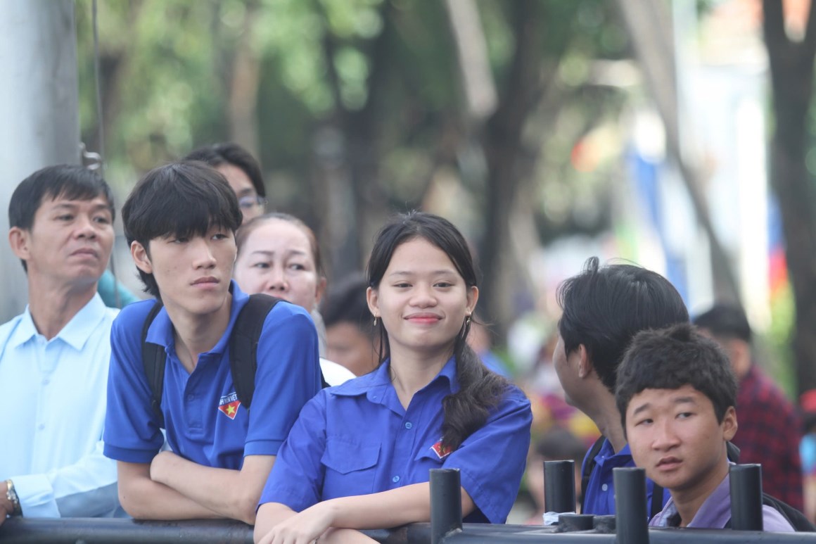 People lined the walking street eagerly waiting to see. Photo: Duong Binh