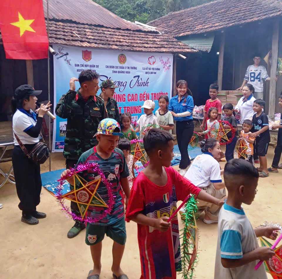 Children in village 2, Tra Giang commune enjoy Mid-Autumn Festival during Independence Day. Photo: Ho Nam