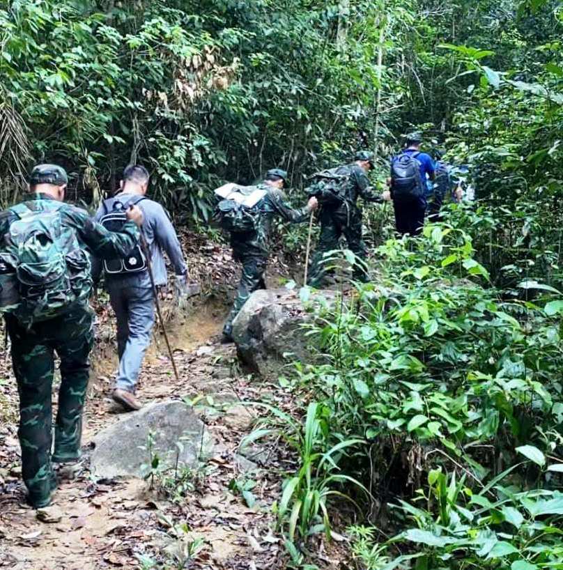 Các chiến sĩ ở Ban chỉ huy Quân sự huyện Sơn Tịnh, tỉnh Quảng Ngãi cùng các đơn vi kết nghĩa, đi bộ hàng chục km đường núi rừng để vào thôn 2, xã Trà Giang. Ảnh: Hồ Nam