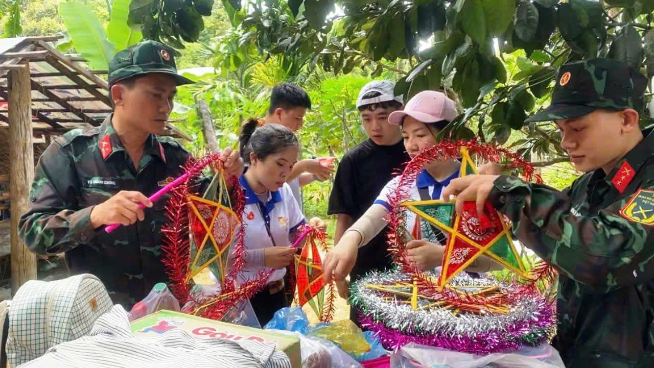 Star lanterns and many necessities... are carefully prepared to give to children in village 2, Tra Giang commune. Photo: Ho Nam