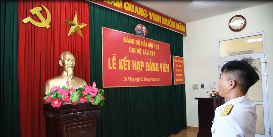 Trung úy Hoàng Ngọc Tuân đọc lời tuyên thệ của đảng viên. Ảnh: Phước Hoàn