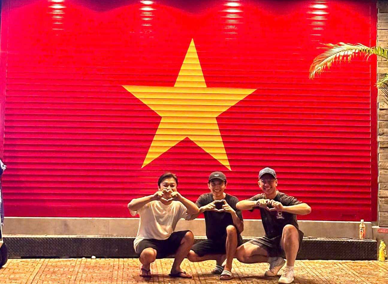 3 thanh niên ở Khánh Hòa vẽ cờ Tổ quốc chào mừng ngày Quốc khánh 2.9. Ảnh: Phương Linh