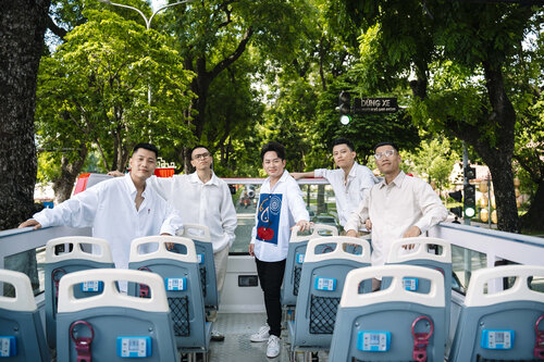 Singer Tung Duong and the Oplus group recorded their journey to explore the capital on a double-decker bus. Photo: NVCC