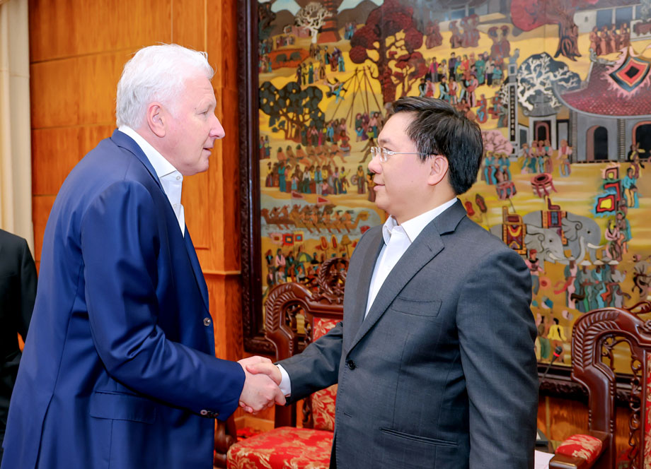 Chairman of Vinh Phuc Provincial People's Committee Tran Duy Dong received Mr. Richard Chandler, owner of Hoan My Medical Group. Photo: Khanh Linh