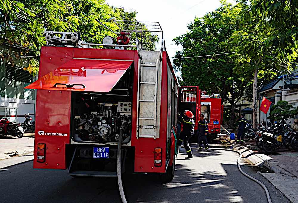 Fire trucks arrive at the scene. Photo: Pham Duy