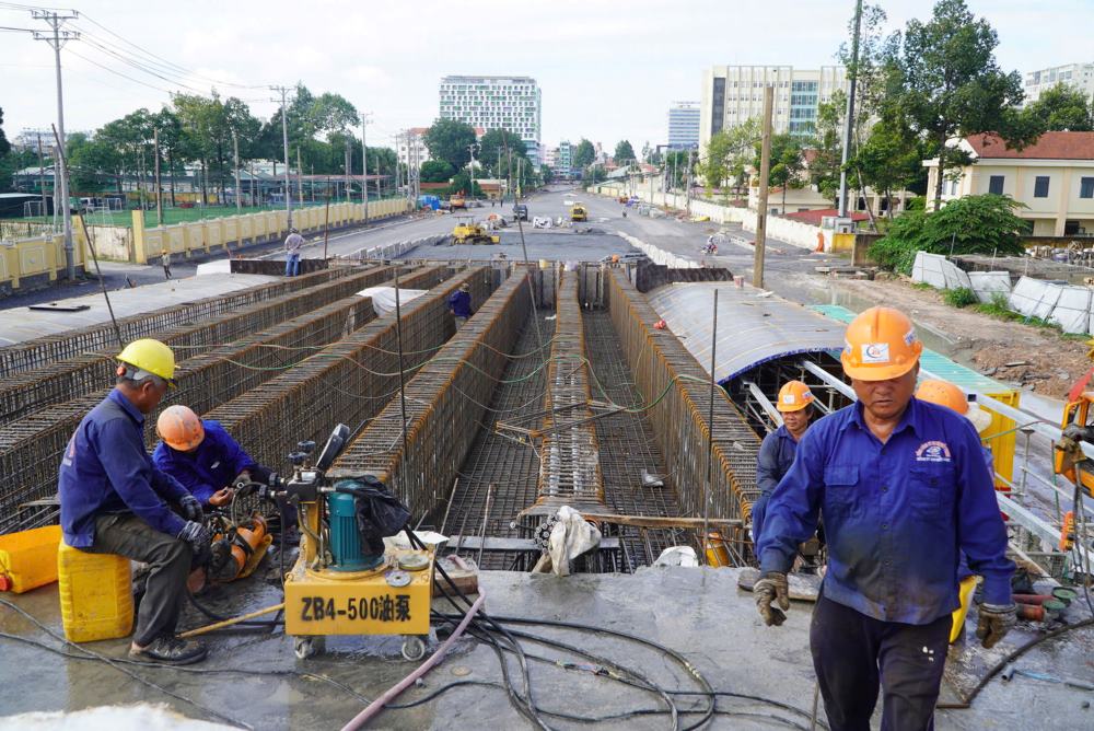 Ông Đoàn Anh Dũng - Cán bộ thuộc Xí nghiệp đường bộ 1 Công ty cổ phần công trình giao thông Sài Gòn cho biết, thời điểm này, tại công trường bắt đầu làm việc từ 7h sáng và kéo dài đến 22h tối, trong đó, mỗi ca thường duy trì khoảng 50 công nhân làm việc. “Công nhân làm việc trong những ngày lễ đều được hưởng chế độ thỏa đáng, nhân hệ số lương theo đúng quy định của Luật lao động“, Anh Dũng nói.