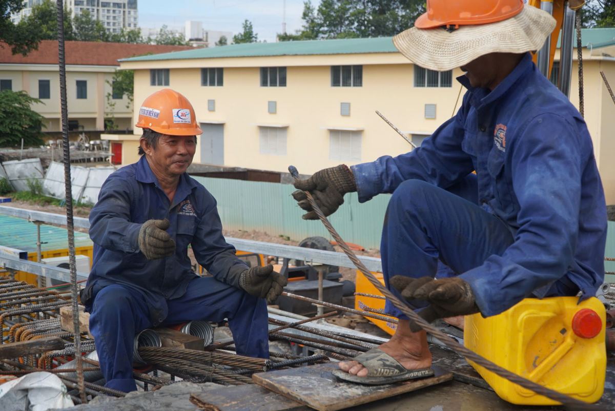 Anh Bùi Ngọc Toàn (quê Phú Yên) cho biết, bắt đầu làm việc tại công trình từ 4 tháng trước và cũng 4 tháng chưa về quê thăm gia đình “Tôi sẽ ở lại làm việc đến khi nào công trình hoàn thành mới về quê“, anh Toàn nói.