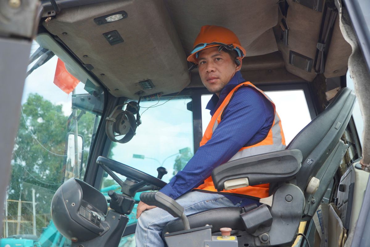 The son of Nguyen Van Dung - a machine operator at the construction site said that including this holiday, this is the 5th time he has worked through the holiday. "During the holiday, I and other workers also want to go home to visit relatives and family, but because of the common goal of completing the project soon, we are determined to stay and work," said Dung.