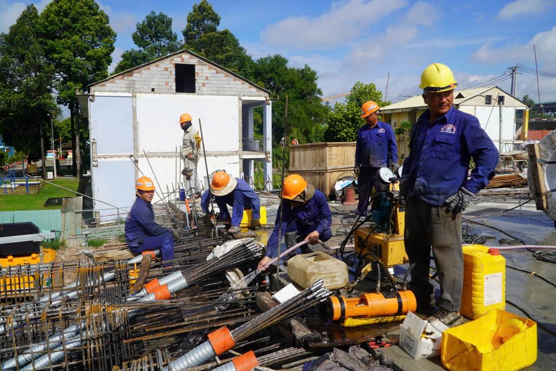 On September 2, at the construction site of the road connecting Tran Quoc Hoan - Cong Hoa (Tan Binh district), about 50 workers were still busy working even though it was a holiday.